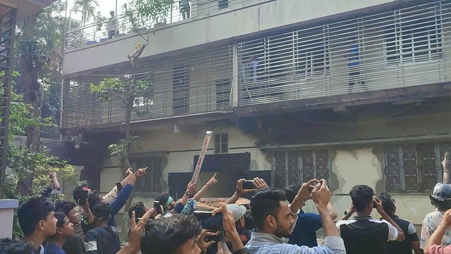 ‘কাউয়া কাউয়া’ স্লোগানে ওবায়দুল কাদেরের বাড়িতে হামলা-ভাঙচুর