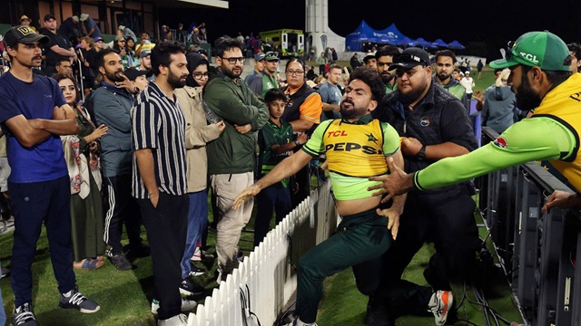 সিরিজ হারের পর দর্শক পেটাতে গেলেন পাকিস্তানি অলরাউন্ডার