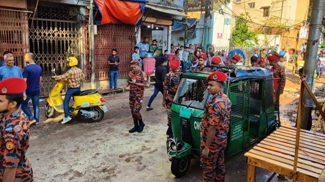 আলাউদ্দিন রোডে সিএনজি অটোরিকশায় ককটেল নিক্ষেপ