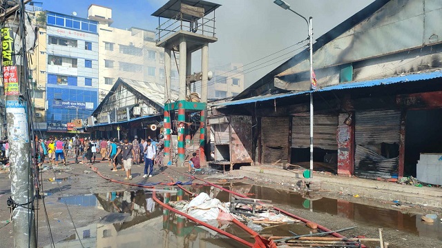 ডিএনসিসি বলছে ২১৭ দোকান পুড়েছে, ব্যবসায়ীরা বলছেন ৩৫০’র বেশি