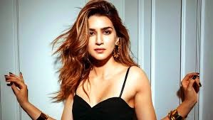 বলিউডের অন্ধকার জগত নিয়ে মুখ খুললেন কৃতি শ্যানন