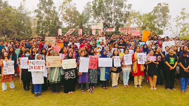 ছাত্র রাজনীতিকে ‘লাল কার্ড’ দেখালেন কুয়েট শিক্ষার্থীরা 