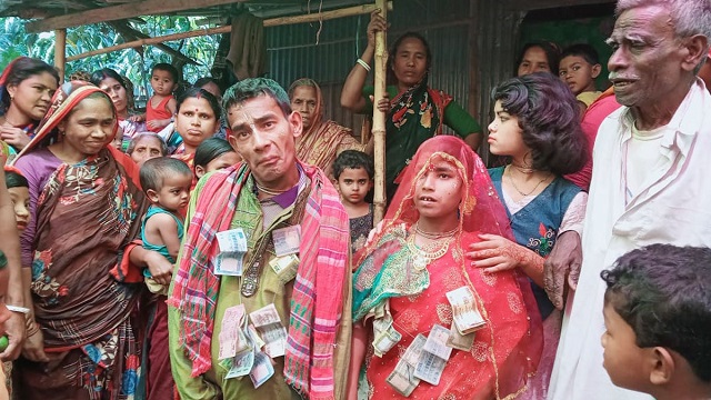 গ্রামজুড়ে ছড়িয়ে পড়েছে তাদের বিয়ের আনন্দ