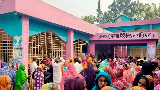 চেয়ারম্যানকে বাড়ি থেকে তুলে আনলেন নারীরা, তালা ভেঙে বসালেন পরিষদে