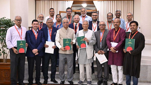 প্রধান উপদেষ্টার কাছে খসড়া প্রতিবেদন জমা দিলো শ্রম সংস্কার কমিশন