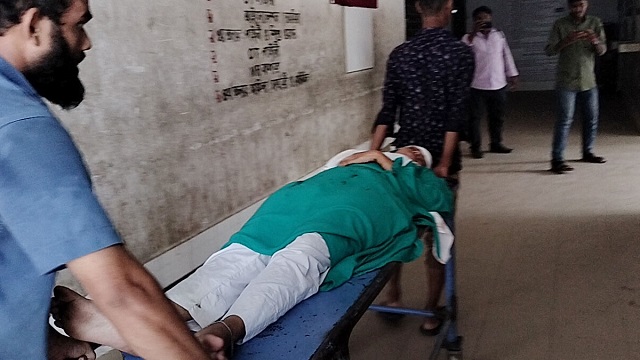 প্রেমের প্রস্তাবে রাজি না হওয়ায় কলেজছাত্রীকে কুপিয়ে জখম