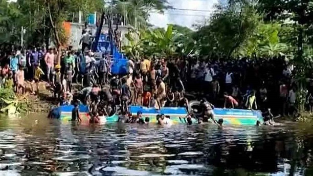 লক্ষ্মীপুরে যাত্রীবাহী বাস নিয়ন্ত্রণ হারিয়ে খালে, নিহত ৩