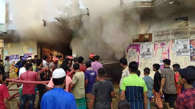 লক্ষ্মীপুরে খাদ্যপণ্যের গোডাউনে আগুন