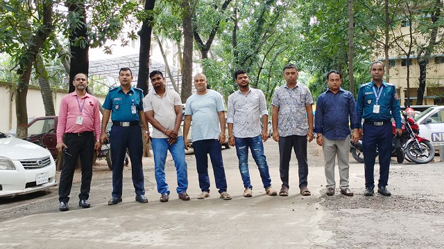 রোগী সেজে ভারত গিয়ে ‘মাদক’ আনতেন তারা