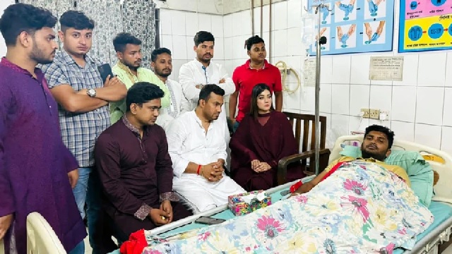 ছাত্রলীগ নেতাকে দেখতে হাসপাতালে মাহিয়া মাহি