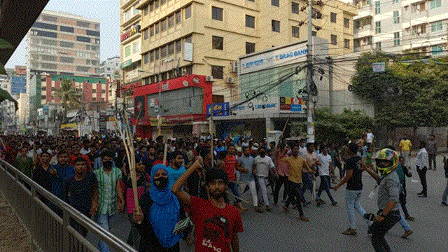 শ্রমিক আন্দোলনে উত্তাল মিরপুর, বন্ধ যান চলাচল