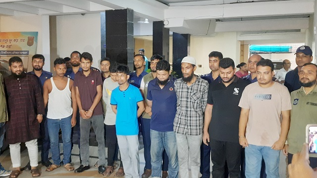 জানাজা ও জুমার নামাজ থেকে মোবাইল চুরি করত চক্রটি 