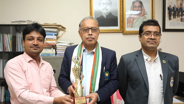 মহাত্মা গান্ধী শান্তি পুরস্কার পেলেন ইউজিসি সদস্য ড. আবু তাহের