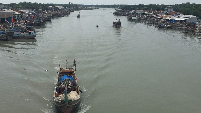ঘূর্ণিঝড় ‘মোখা’ আতঙ্কে উপকূলবাসী