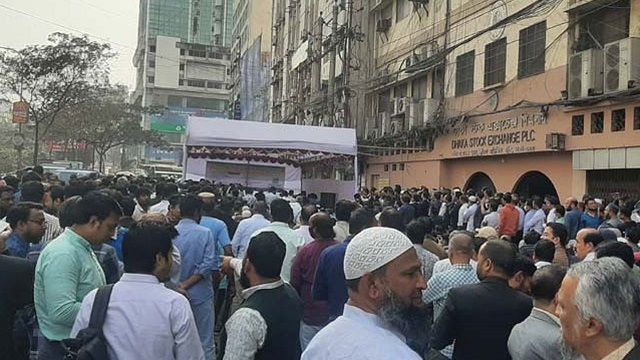 ১১ দাবি নিয়ে মতিঝিলে শেয়ারবাজারে বিনিয়োগকারীদের সমাবেশ