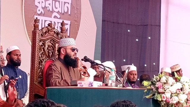  ময়মনসিংহে পৌঁছেছেন মিজানুর রহমান আজহারী, ফুলেল শুভেচ্ছায় বরণ