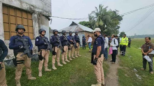 রূপগঞ্জে জঙ্গি আস্তানা সন্দেহে বাড়ি ঘেরাও