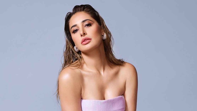 কেন বছরে ১৮ দিন শুধু পানি পান করে বাঁচেন নার্গিস ফাকরি?