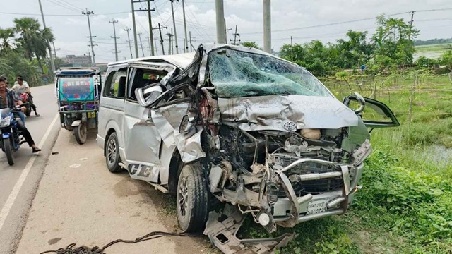 নরসিংদীতে বাস-মাইক্রোবাস-সিএনজির ত্রিমুখী সংঘর্ষে শিশুর মৃত্যু