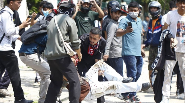 নেপালে দেখামাত্র গুলির নির্দেশ, নিহত বেড়ে ১৮
