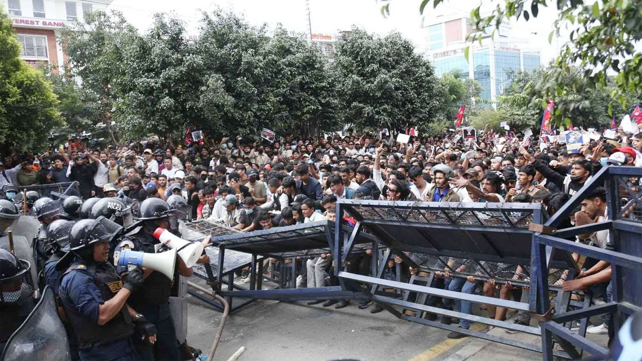 নেপালে বিক্ষোভে ভয়াবহ সহিংসতা, রাজধানীতে সেনা মোতায়েন : নিহত ৮