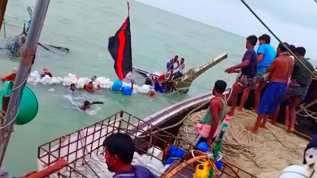 সাগরে ভেসে প্রাণে বাঁচলেন ১৮ জেলে