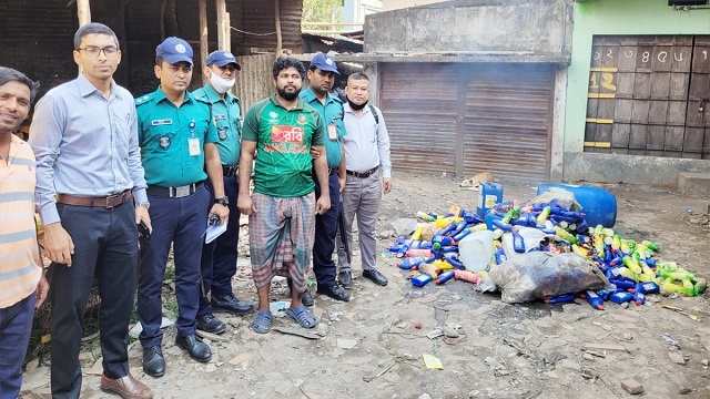 ৬ মাস ধরে নকল হারপিক-ভিম লিকুইড তৈরি করছিলেন আব্দুর রহমান