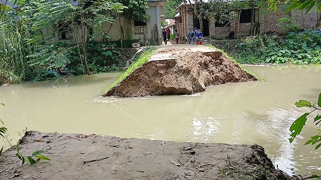 নওগাঁয় আত্রাই নদীর বেড়িবাঁধ ভেঙে লোকালয়ে ঢুকছে পানি