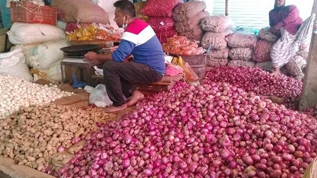 মাসের ব্যবধানে দ্বিগুণ পেঁয়াজের দাম