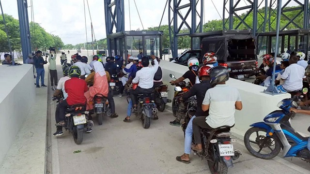 পদ্মা সেতুতে মোটরসাইকেল চলাচল : আরো অপেক্ষা করতে বললেন হাইকোর্ট