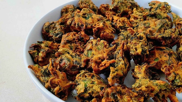 ইফতার আয়োজনে ‘পালং পাকোড়া’