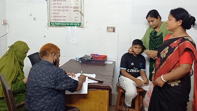 ওয়ার্ড বয়ের হাতে সেলাই!