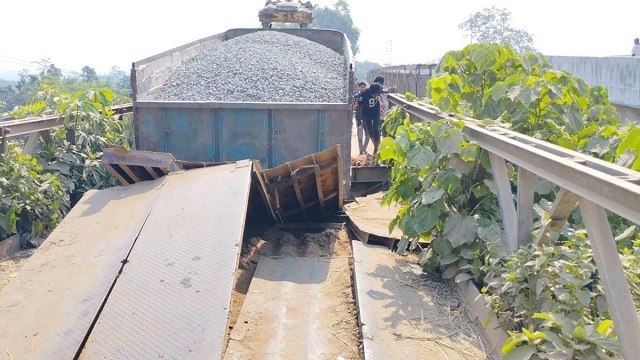 ট্রাকসহ ভেঙে গেল সেতুর পাটাতন