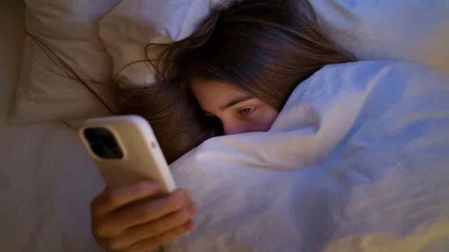 ঘুমানোর সময় ফোন কোথায় রাখেন?