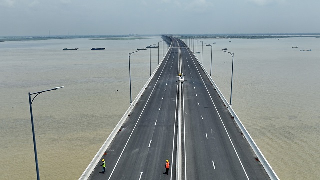 পদ্মা সেতু নির্মাণে মোবাইলের সারচার্জ বন্ধে আইনি নোটিশ