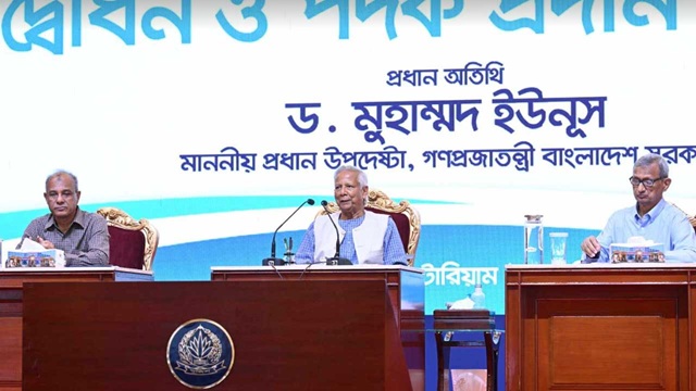 ‘ধাক্কা মেরে’ শিক্ষকদের সড়ক থেকে সরিয়ে দিয়েছে পুলিশ