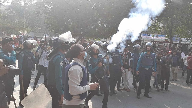 এক ঘণ্টা লাঠিচার্জেও দমানো যায়নি, এবার কাঁদানে গ্যাস