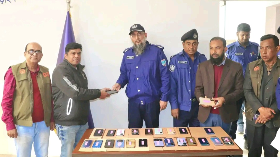 হারানো ২৫ মোবাইল উদ্ধার করে দিলো পুলিশ