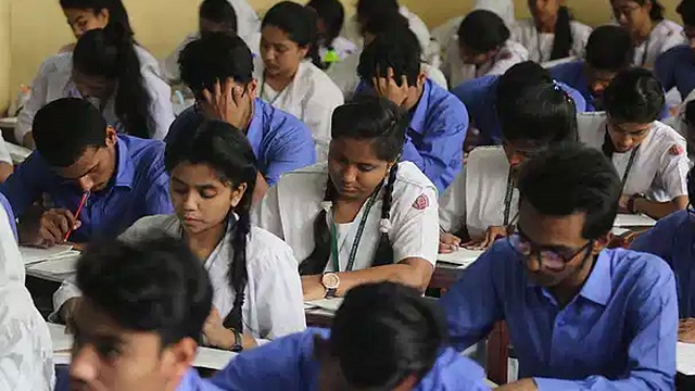 কঠোর বিধিনিষেধ মেনে এসএসসি পরীক্ষায় অংশ নেবে শিক্ষার্থীরা