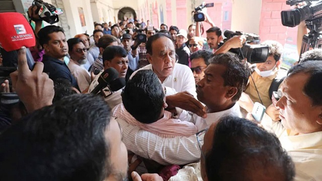 সাংবাদিকদের মারধর করে ক্যামেরার ট্রাইপড ভেঙে ফেললেন : এমপি মোস্তাফিজুর রহমান চৌধুরী