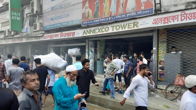 আগুন ছড়িয়ে পড়েছে আরও চার ভবনে