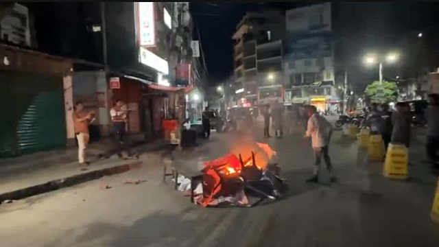 রাবি ক্যাম্পাসে শিক্ষার্থীর মৃত্যুর ঘটনায় সহপাঠীদের বিক্ষোভ   