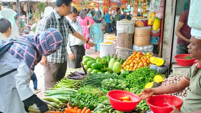 ক্রেতাদের কপালে দুশ্চিন্তার ভাঁজ, দাম বাড়ায় খুশি সবজি চাষিরা