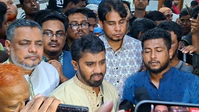 লাল শার্ট পরিহিত ব্যক্তি পুলিশের সদস্য, দাবি রাশেদ খানের