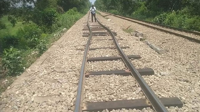 গরমে আবারও বেঁকে গেল সেই রেললাইন