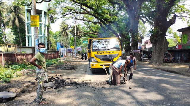সড়কে স্বামী-স্ত্রীর প্রাণ যাওয়ার পর তড়িঘড়ি করে চলছে সংস্কারের কাজ