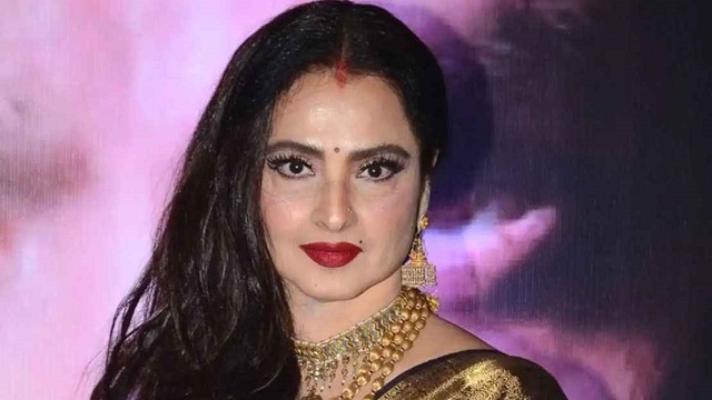 অমিতাভের সঙ্গে একান্তে দেখে রেখাকে জয়ার চড়