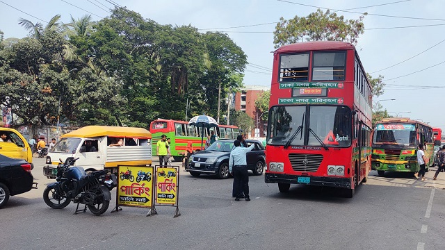 গুলিস্তানগামী যানবাহন নিউমার্কেটে ঘুরিয়ে দেওয়া হচ্ছে