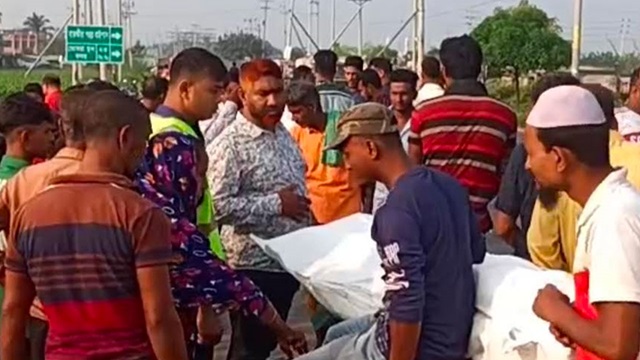 সাতক্ষীরায় ট্রাকচাপায় ৩ মোটরসাইকেল আরোহী নিহত 