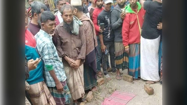 মাদরাসায় যাওয়ার পথে ট্রাক চাপায় প্রাণ গেল ভাই-বোনের 